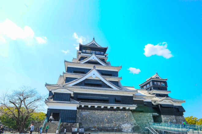 青空の下に堂々と佇む熊本城の正面写真