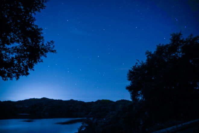 星が輝く夜空と静かな湖の風景