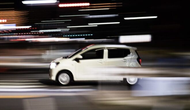 夜間に走行する車両の流し撮り写真