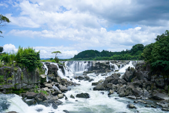 滝と岩場の風景