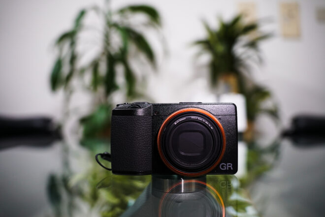 調査現場で活躍するRICOH GR IIIxの外観