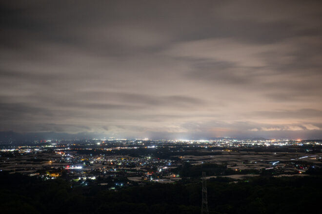 夜景と広がる雲に覆われた静かな街並み