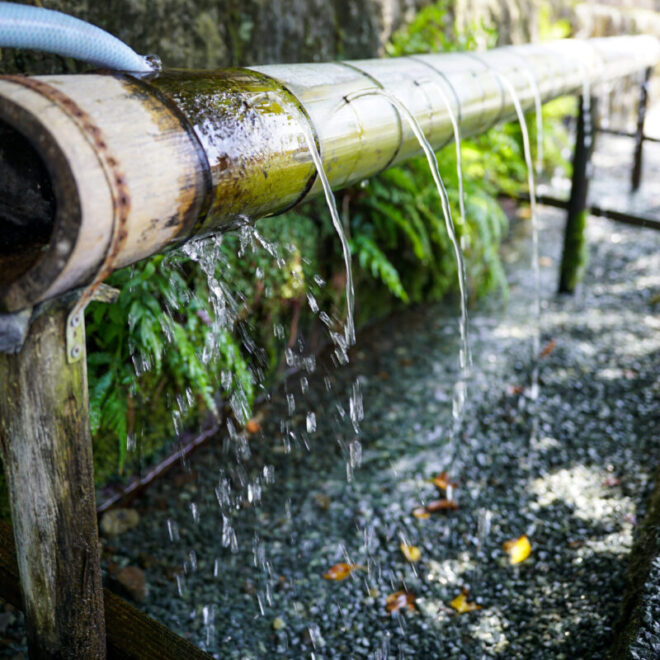 竹から滴る水と探偵の調査の積み重ねを象徴するイメージ
