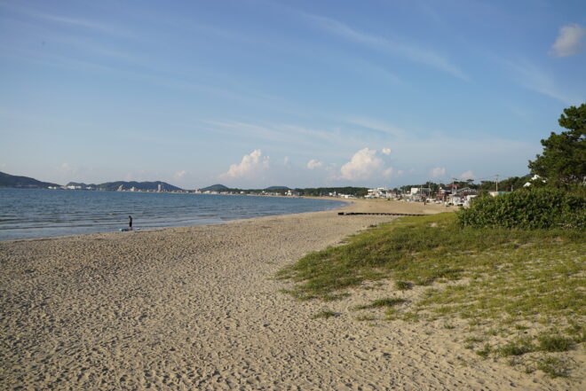 青い空と砂浜、穏やかな海が広がる福岡県福津方面の海岸線の景色