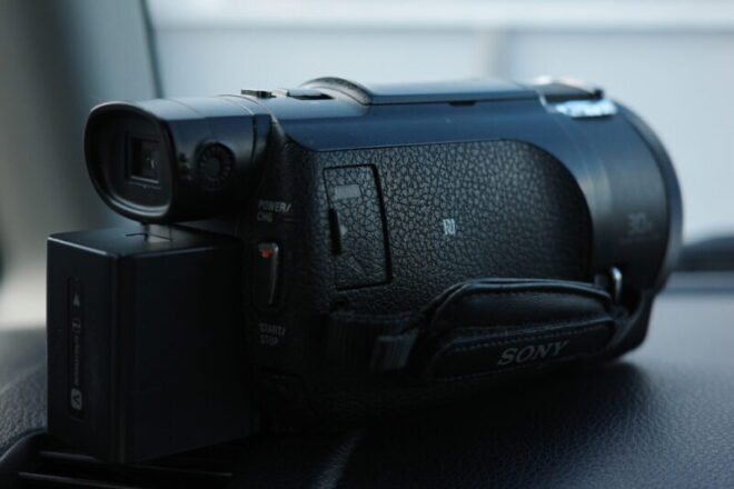 車内のダッシュボードに置かれたプロ仕様の小型ビデオカメラ