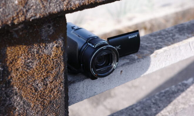 コンクリートの隙間に隠されたSONY製ビデオカメラ