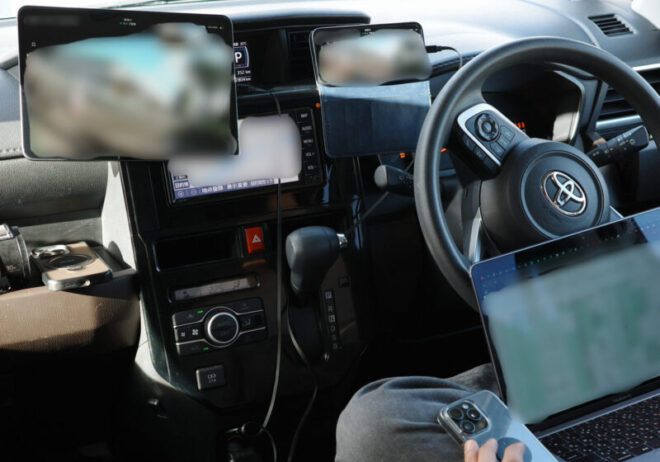 福岡・博多の探偵による不貞調査中の車内の様子。タブレット、ノートPC、スマートフォンなどのデジタル機器が配置されている。