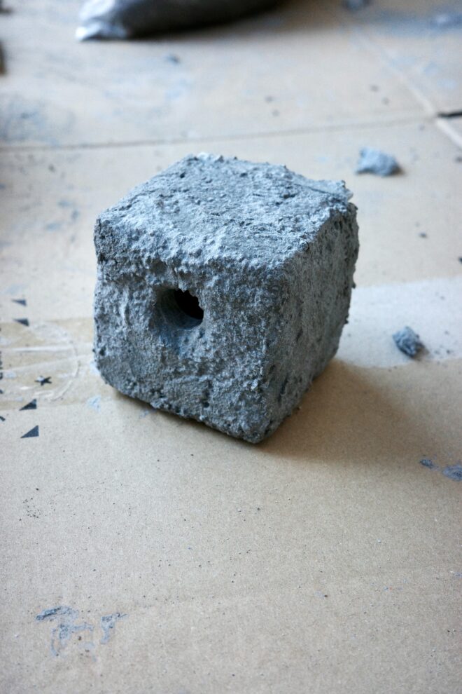 コンクリートブロックに擬装された高度な秘匿性IPカメラ。屋外の風景に溶け込みながら24時間の遠隔監視を可能にする調査用デバイス。